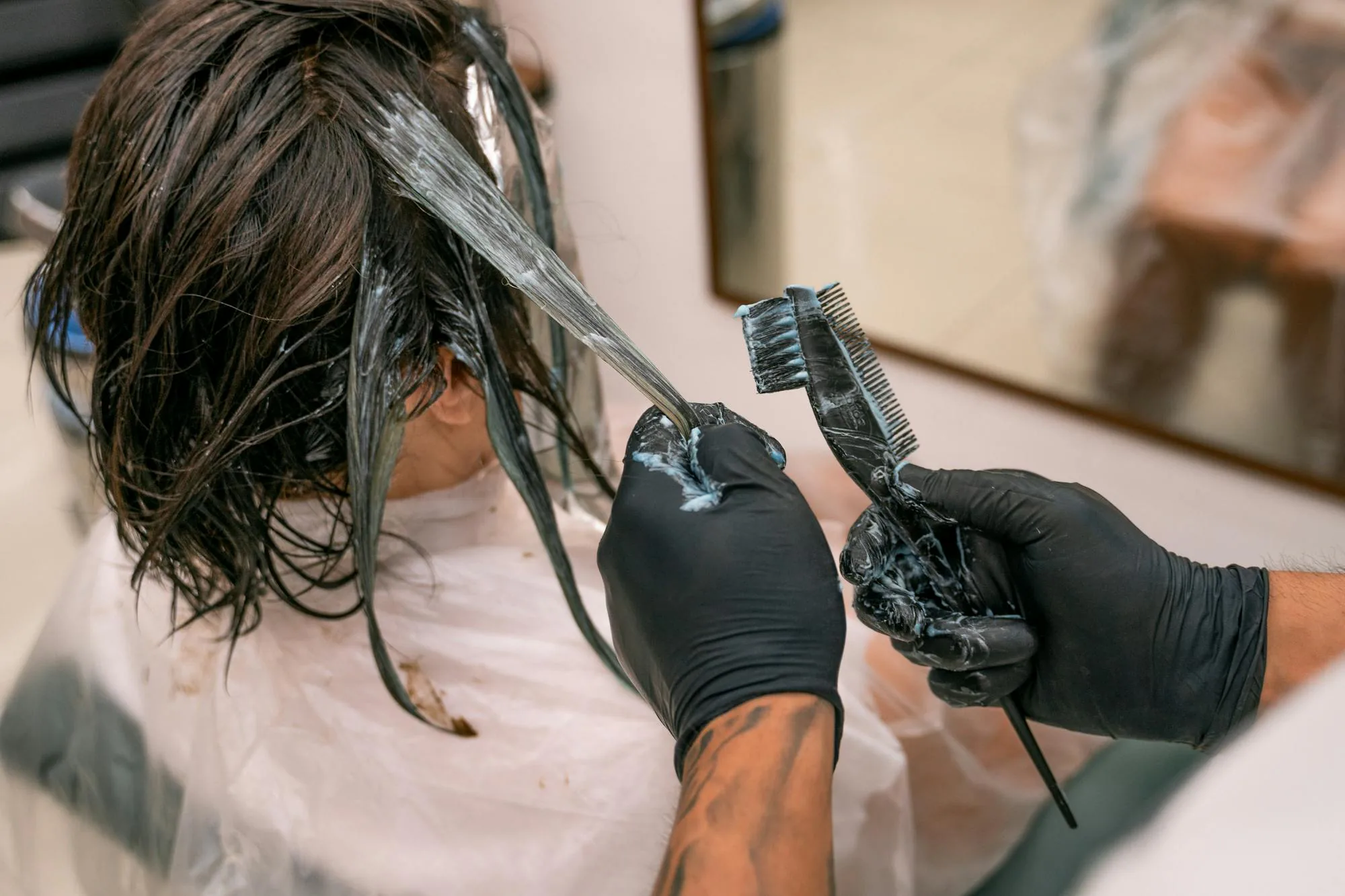 Coloration en cours - travail d'une teinture au salon