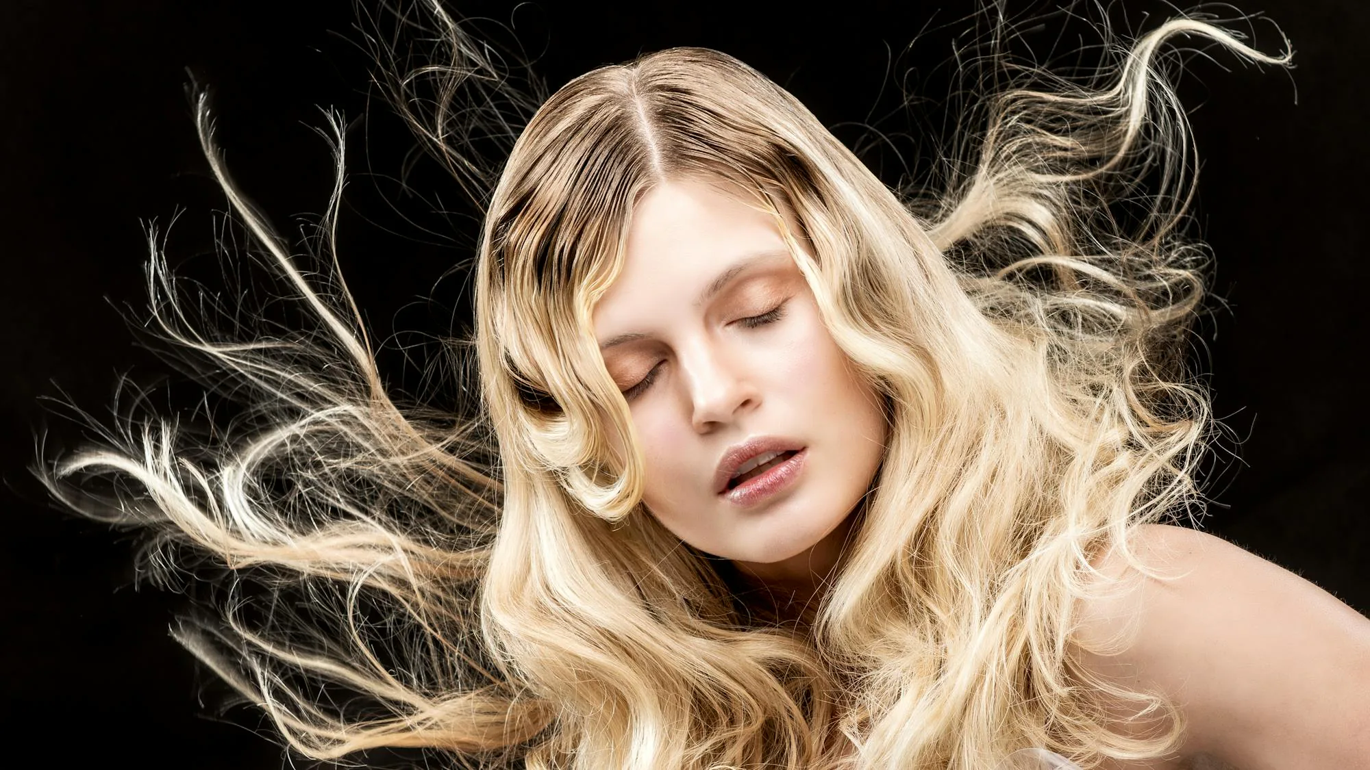 Cheveux blonds aériens captant la lumière