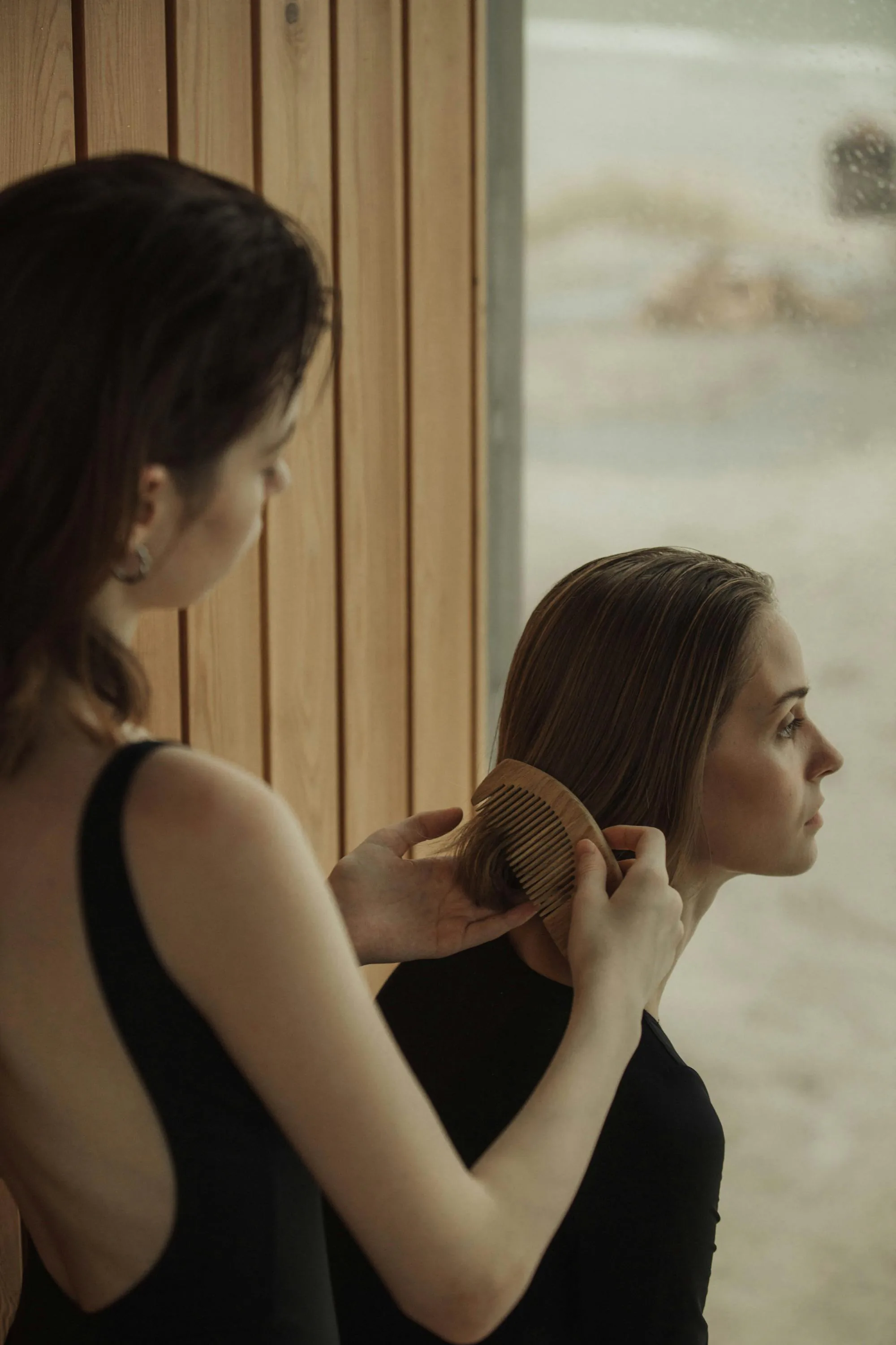Peignage délicat des cheveux longs