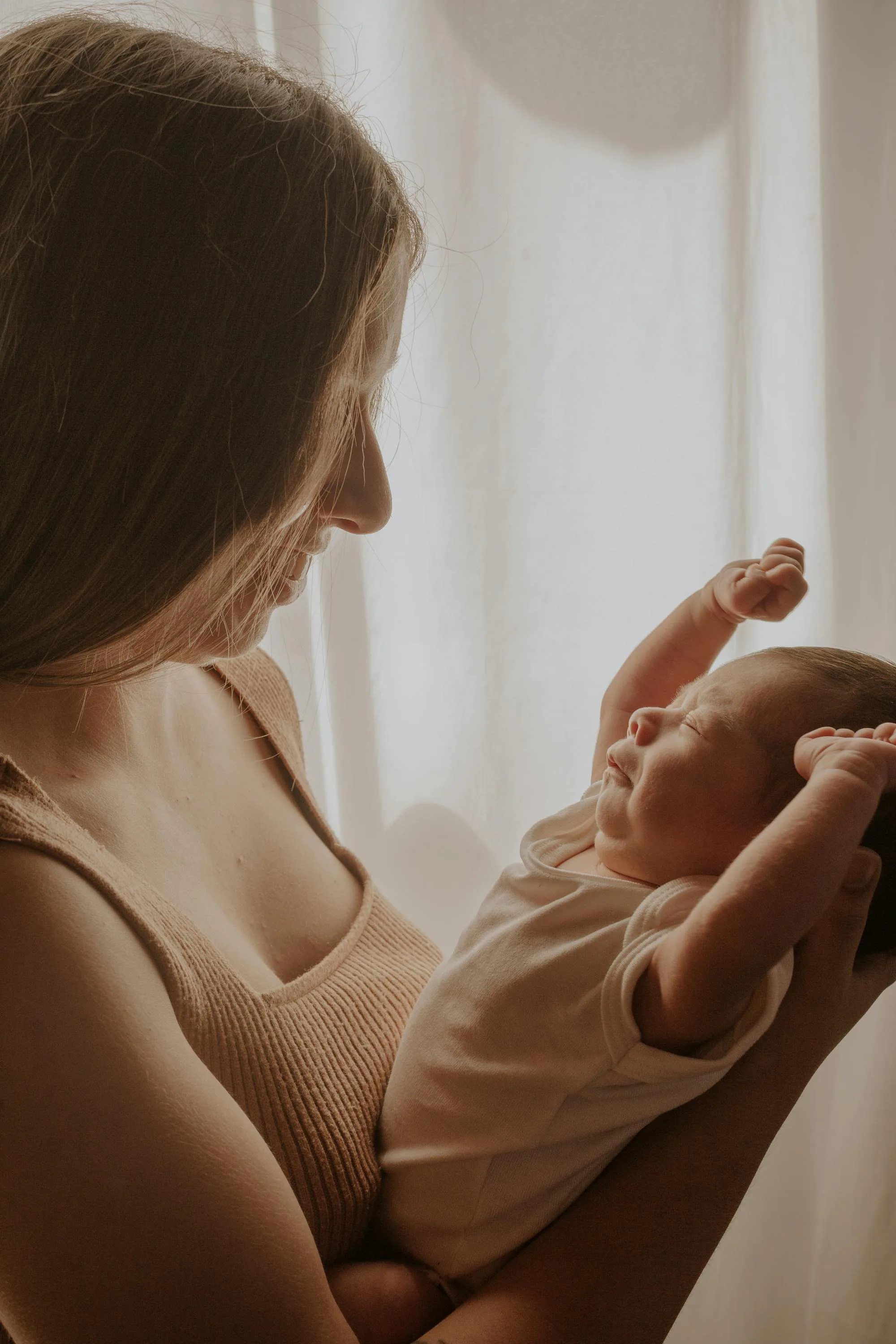 Moment de tendresse entre une mère et son nouveau-né
