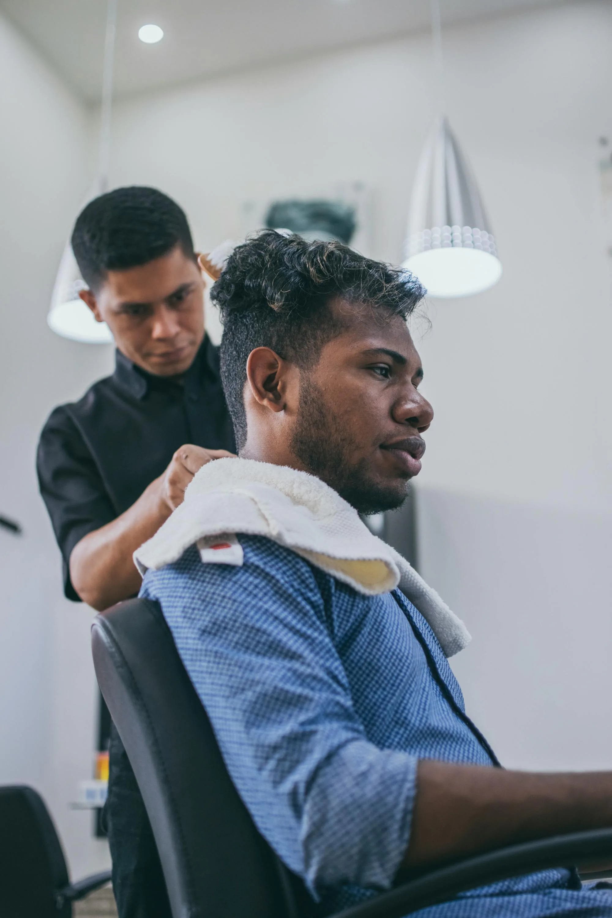 Homme recevant une coupe au salon - atmosphère soignée