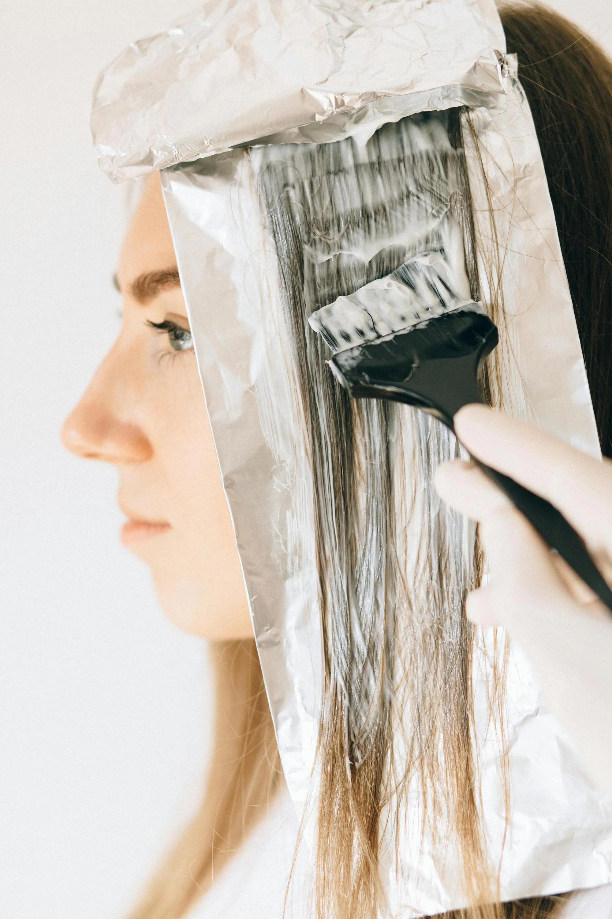 Application d'une coloration à la brosse et à l'aluminium