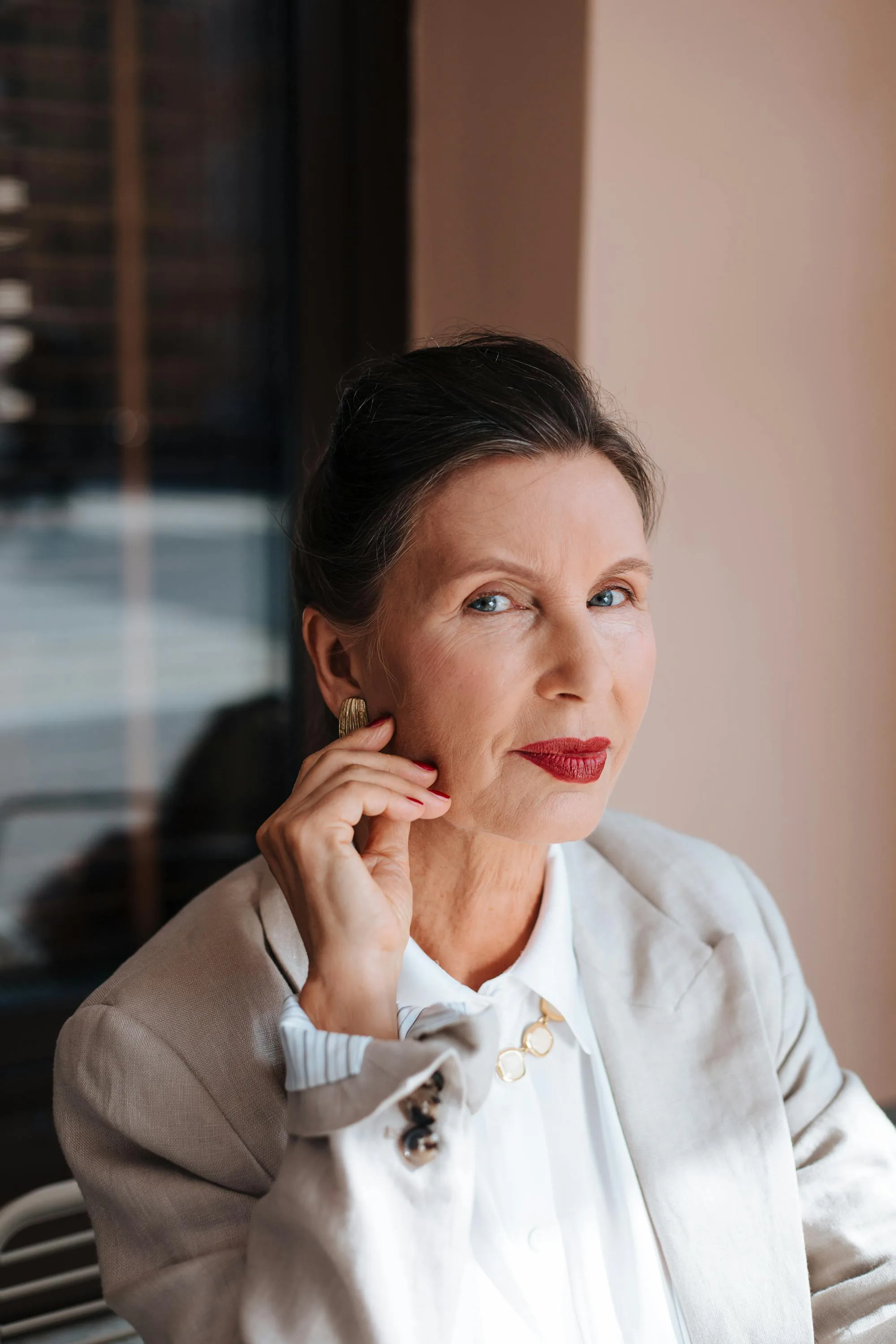 Portrait élégant et confiant d'une femme mûre