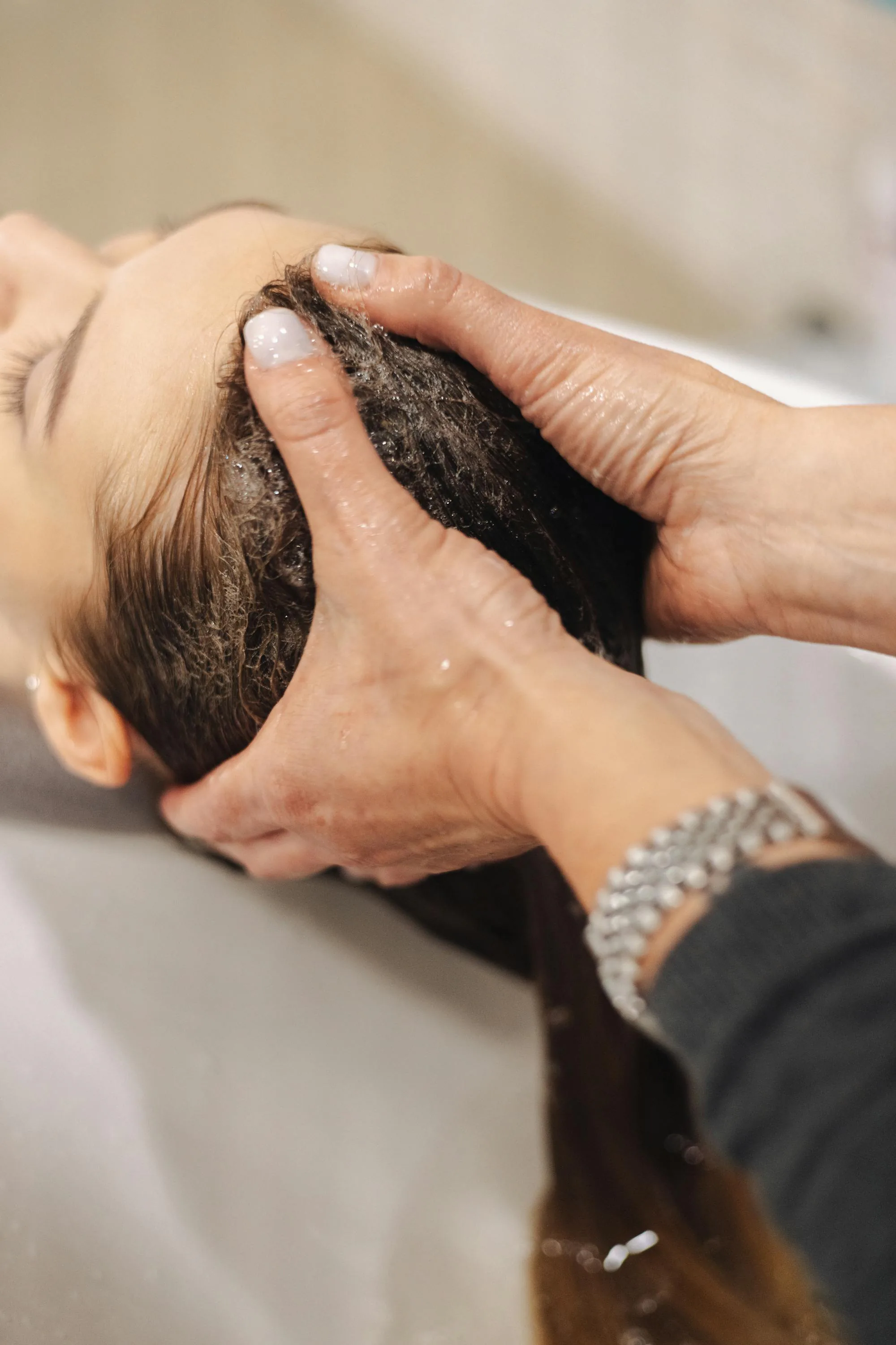 Massage apaisant du cuir chevelu au salon