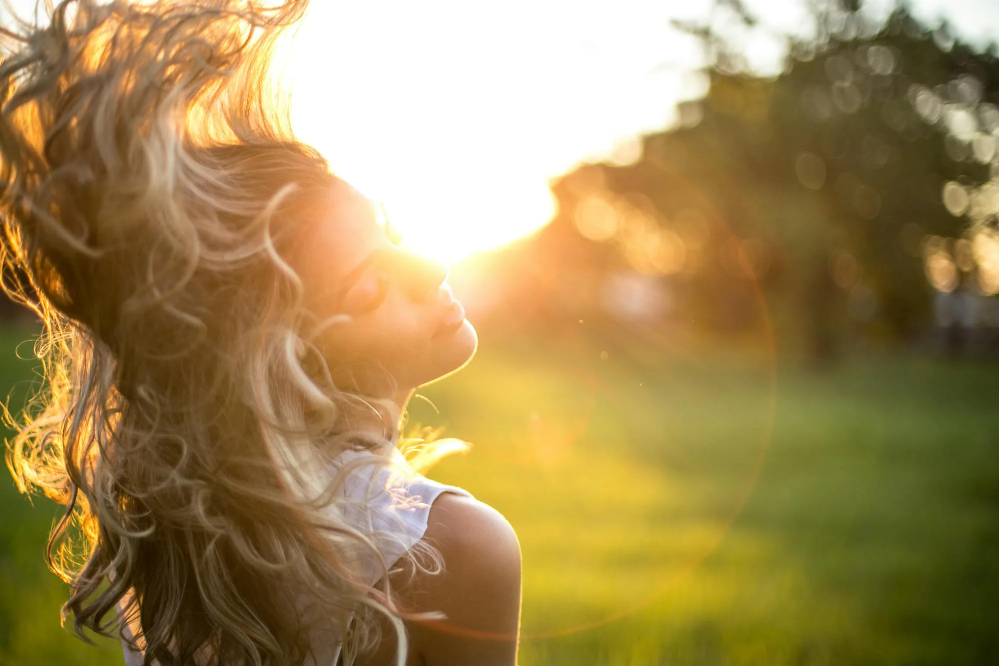 Cheveux blonds au soleil doré - protection UV capillaire