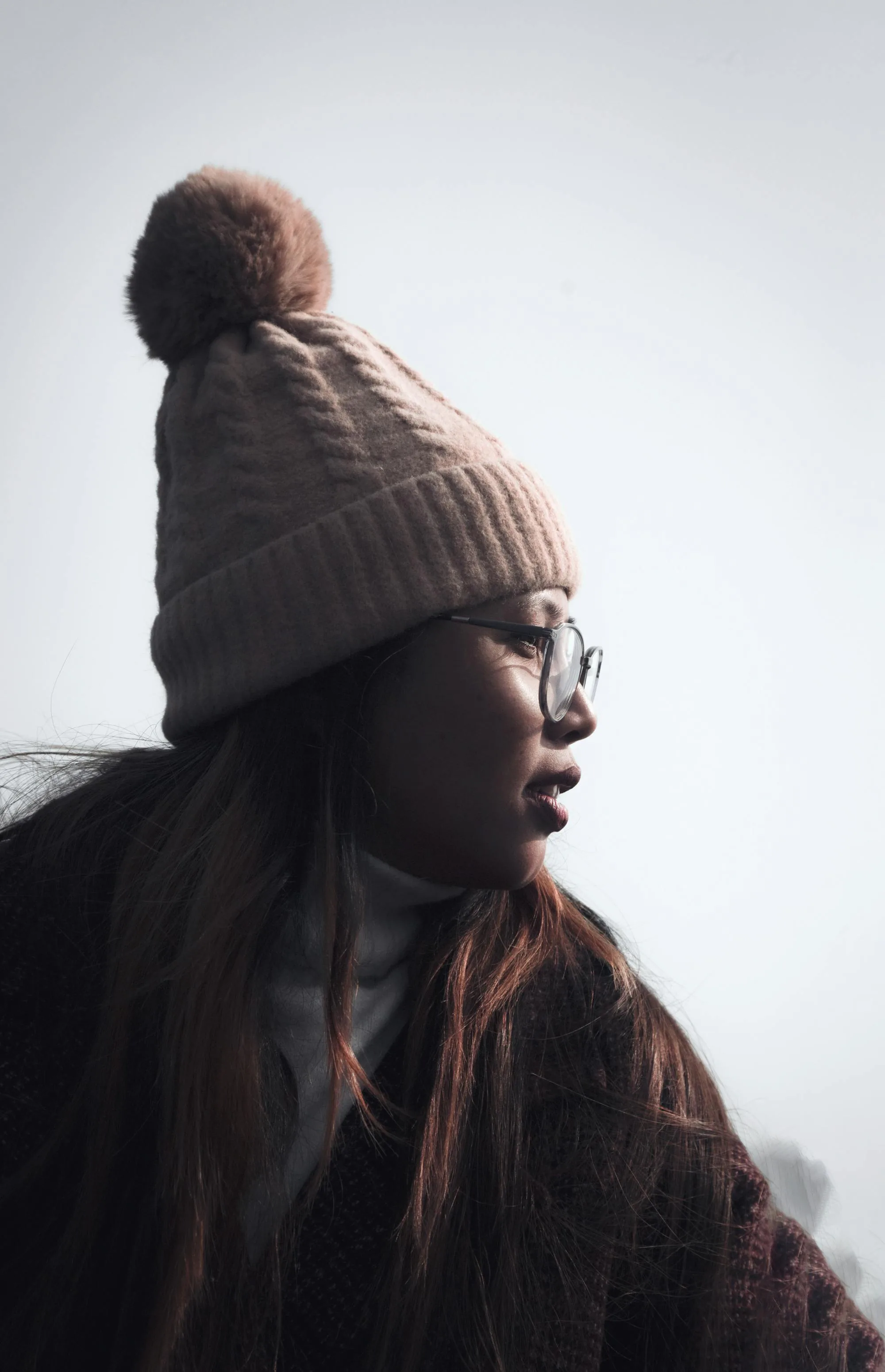 Profil de femme en bonnet tricoté - routine cheveux d'hiver