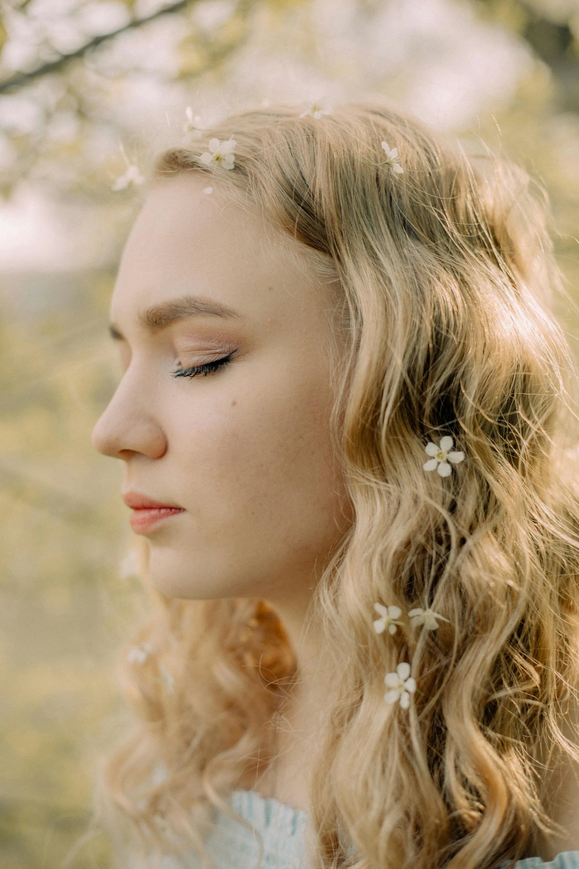 Cheveux ondulés et fleurs printanières - routine capillaire de saison