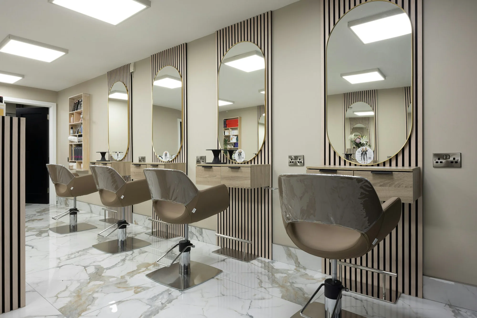 Intérieur de salon de coiffure - chaises et miroirs