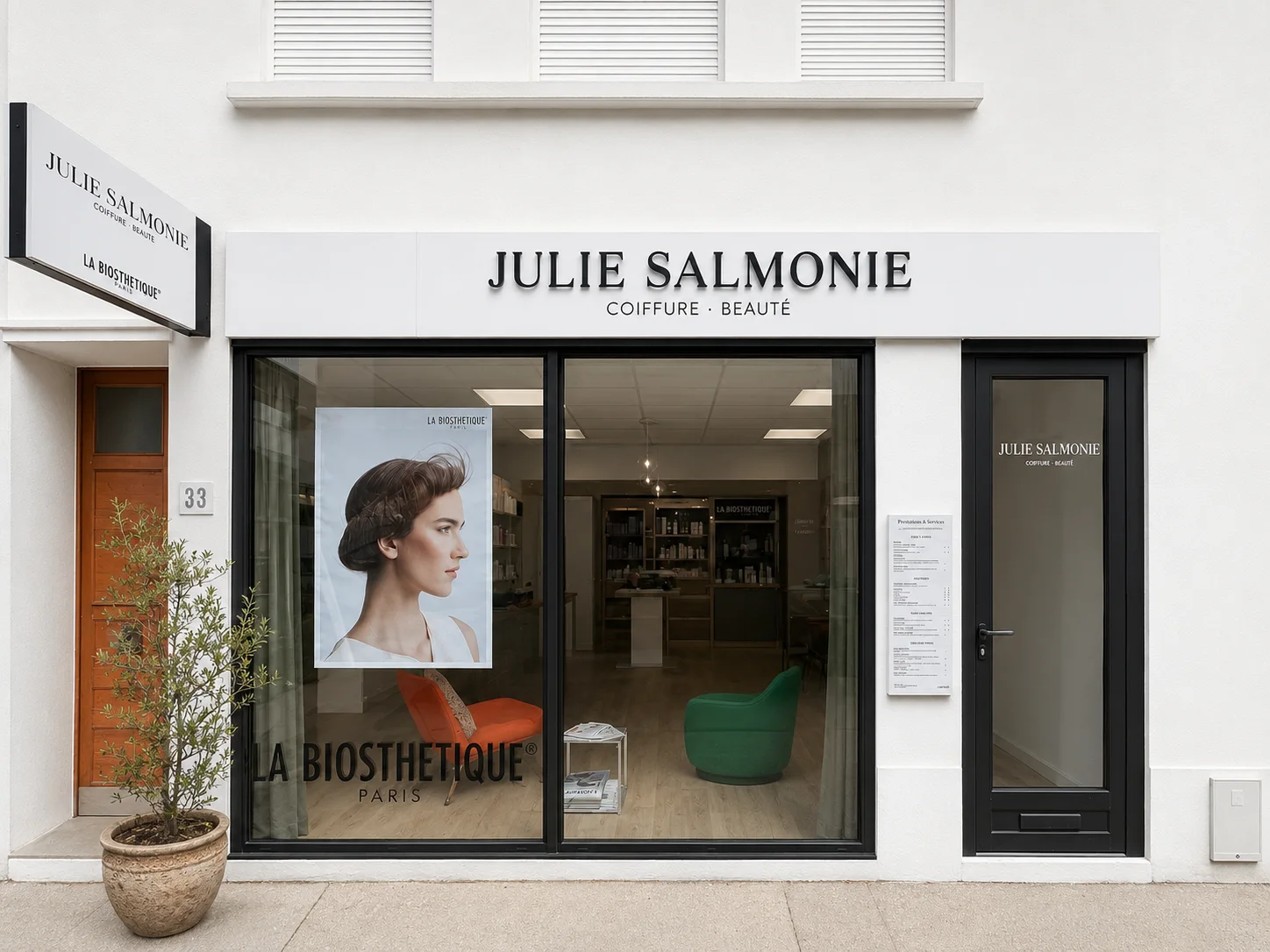 La devanture du salon Julie Salmonie Coiffure Beauté, 33 rue Font de Cherves à Royan