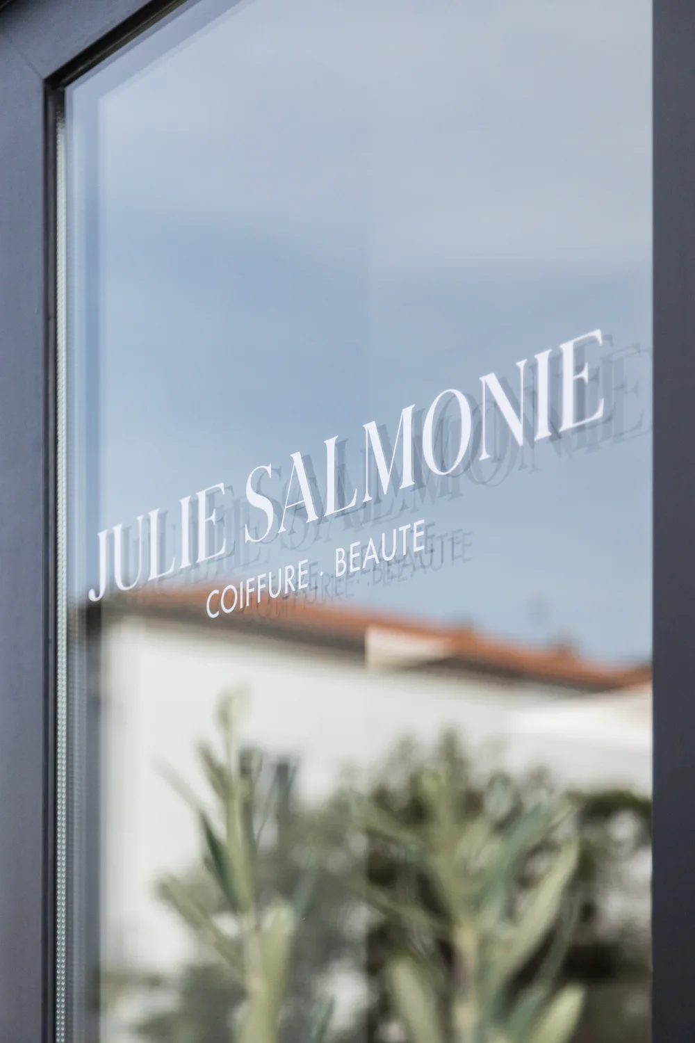 La vitrine du salon Julie Salmonie Coiffure Beauté à Royan